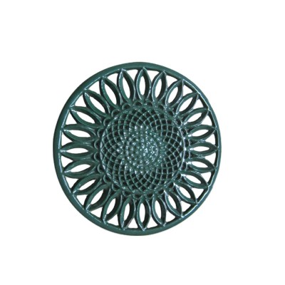 Hot sale anti-slip round metal flower shaped Cast Iron trivet